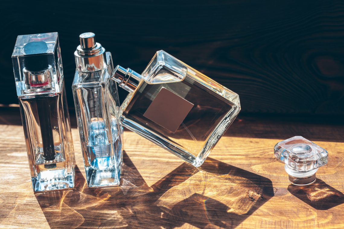 Een paar parfum flacons leunend tegen elkaar als header foto bij de vacature: Verkoopmedewerker Parfumerie/Beauty Consultant/Beauty Advisor